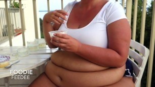 BBW eating desert