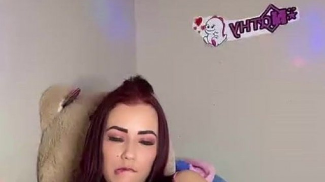 Hot Latina Girl exposes Pussy in Webcam 2